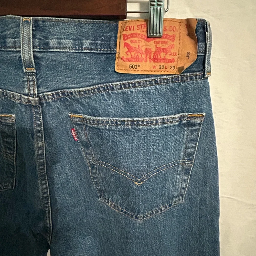 Levi's 501 Straight Jeans with Button Fly Medium Wash Men's Size 32X29 - Picture 4 of 5